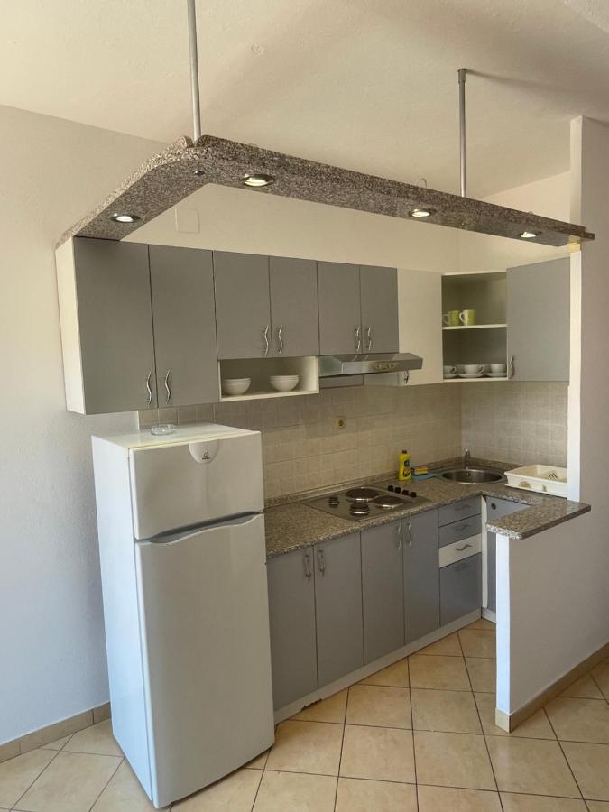 Apartments Belic With Pool Jelsa  Exterior foto