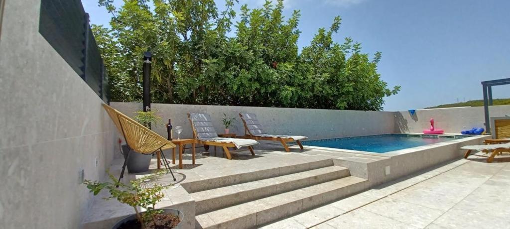 Apartments Belic With Pool Jelsa  Exterior foto