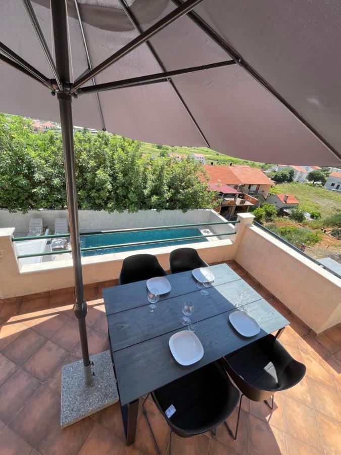 Apartments Belic With Pool Jelsa  Exterior foto
