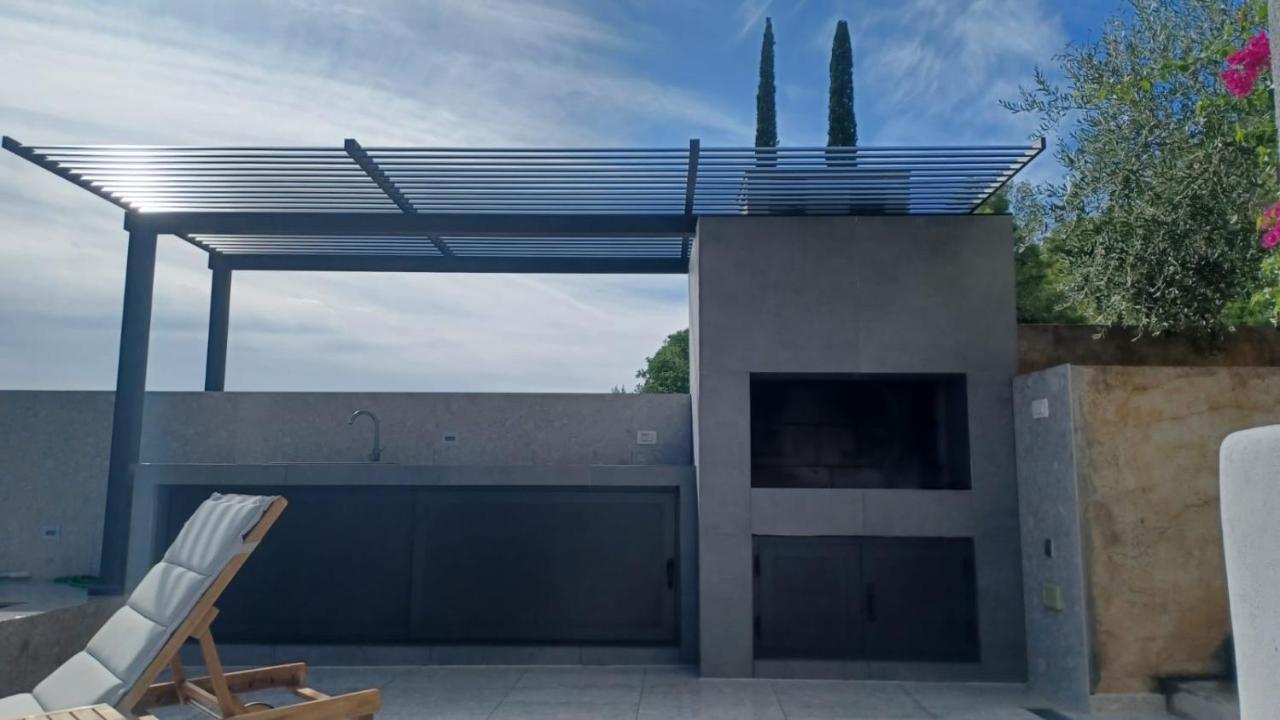 Apartments Belic With Pool Jelsa  Exterior foto
