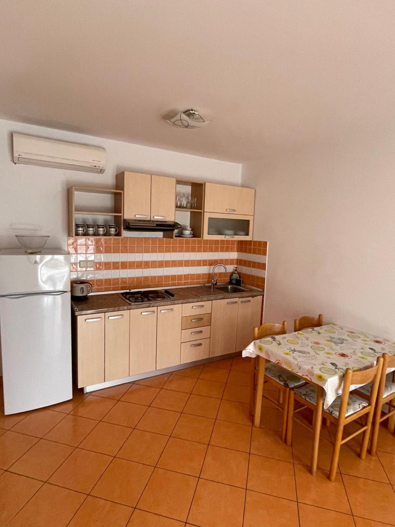 Apartments Belic With Pool Jelsa  Exterior foto